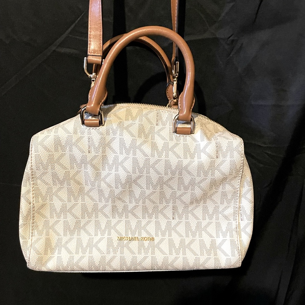 Michael kors crossbody speedy bag . Color cream w/ monogram . Brand new !!!